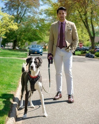 С чем носить красный галстук с принтом мужчине