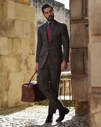 С чем носить красный галстук с принтом мужчине