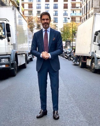 С чем носить красный галстук с принтом мужчине