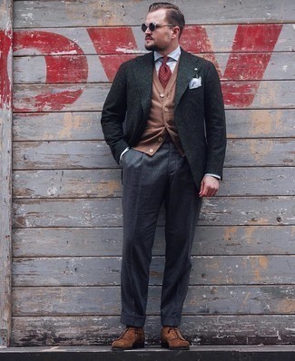 С чем носить красный галстук с принтом мужчине