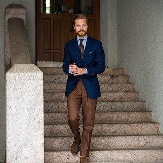 С чем носить красный галстук с принтом мужчине