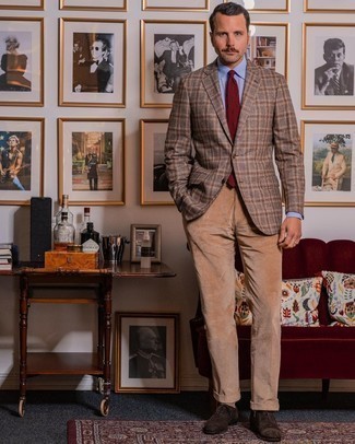 С чем носить красный галстук с принтом мужчине