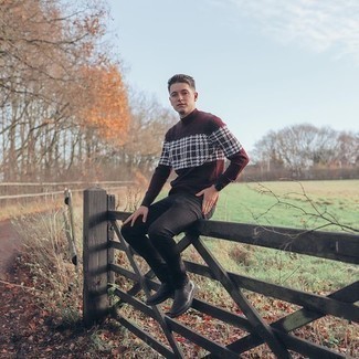 С чем носить красную водолазку с принтом мужчине