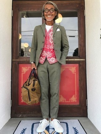 С чем носить красный жилет с принтом