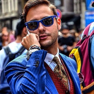 С чем носить красный жилет с принтом