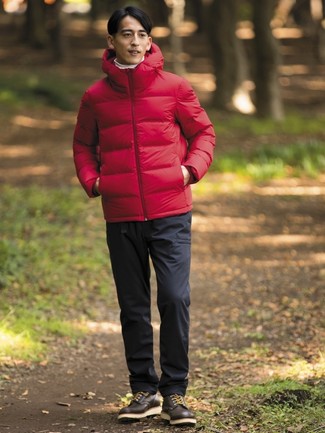 Как носить красную куртку-пуховик с серыми брюками чинос