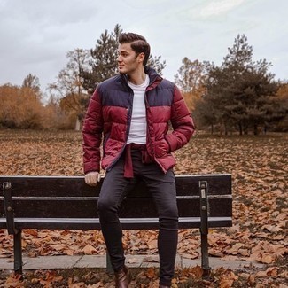 Какие джинсы носить с красной курткой-пуховиком мужчине