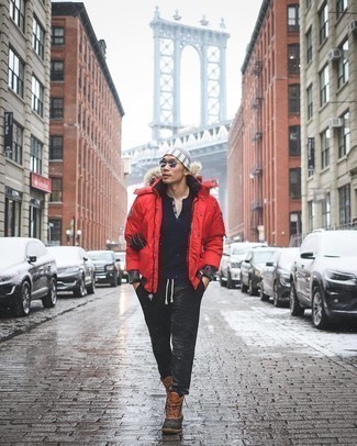 Какие спортивные штаны носить с красной курткой-пуховиком мужчине