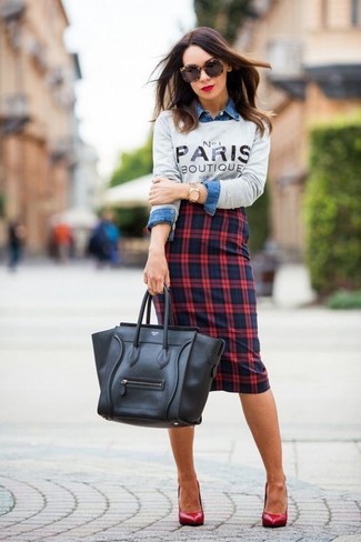 Какие джинсовые рубашки носить с красными туфлями