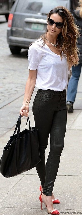 Какие джинсы носить с красными туфлями