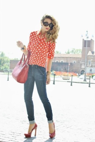 Какие джинсы носить с красными туфлями