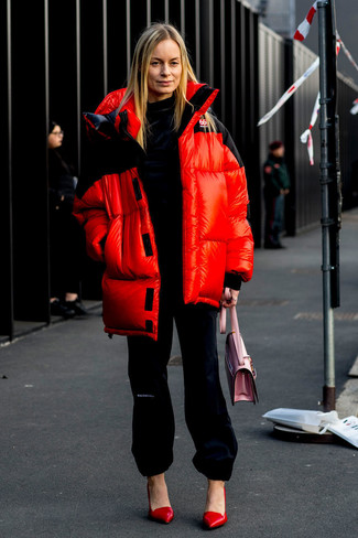 Какие парки носить с красными туфлями