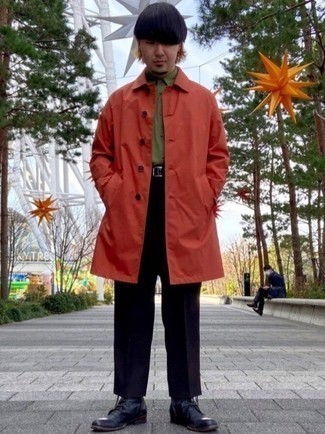 Какие брюки чинос носить с красным дождевиком