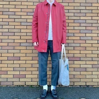 Какие классические брюки носить с красным дождевиком мужчине