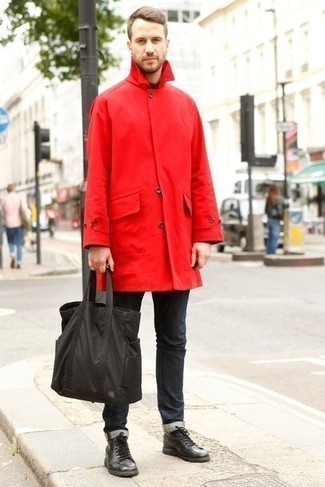 Какие джинсы носить с красным дождевиком мужчине