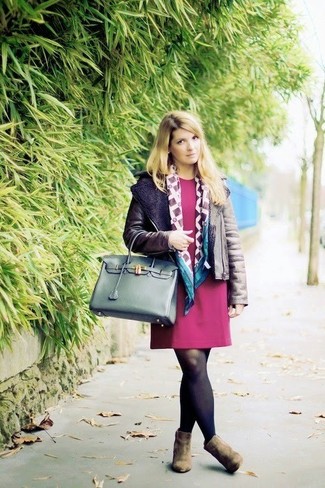 С чем носить красное платье прямого кроя