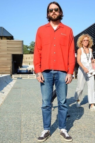 Как носить красную куртку-рубашку с синими джинсами мужчине
