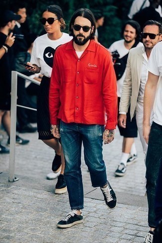 Как носить красную куртку-рубашку с синими джинсами мужчине