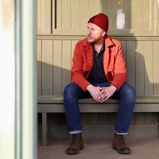 Какие повседневные ботинки носить с красной курткой-рубашкой мужчине