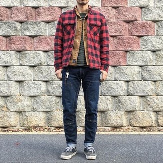 Какие джинсы носить с красной курткой-рубашкой мужчине