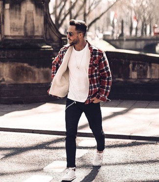 Какие джинсы носить с красной курткой-рубашкой мужчине