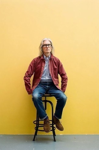 Какие джинсы носить с красной курткой-рубашкой мужчине