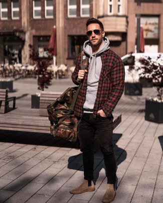 С чем носить красную куртку-рубашку мужчине