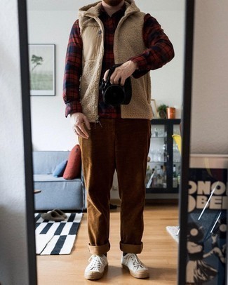 С чем носить красную рубашку мужчине