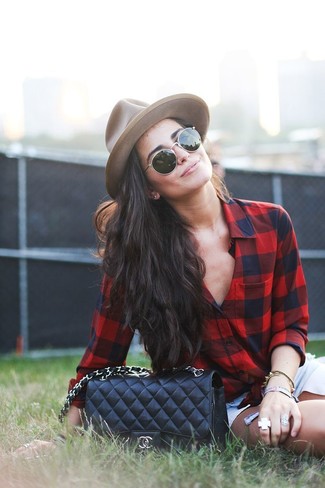 С чем носить красную рубашку женщине