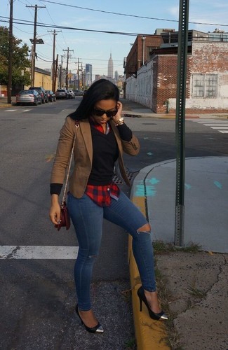 С чем носить красную рубашку женщине