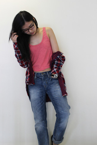 С чем носить красную рубашку женщине