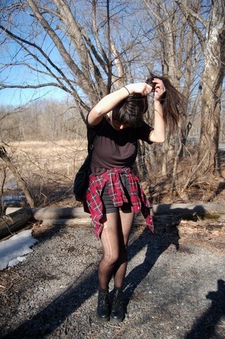 С чем носить красную рубашку женщине