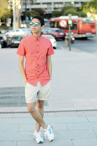 Какие шорты носить с красной рубашкой с коротким рукавом мужчине