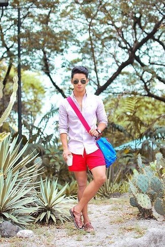 Как носить красные шорты с коричневыми кожаными сандалиями мужчине