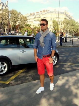 С чем носить красные шорты мужчине в теплую погоду