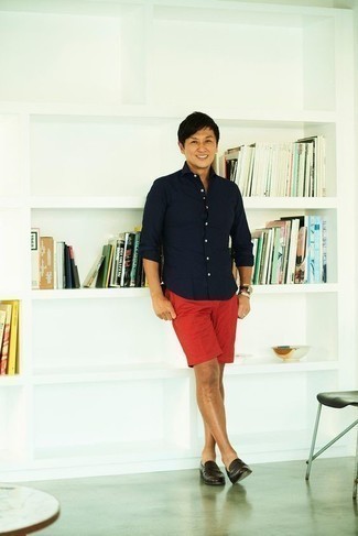 С чем носить красные шорты мужчине в стиле смарт-кэжуал