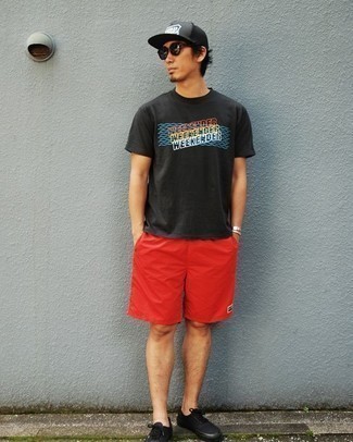 С чем носить красные шорты мужчине лето