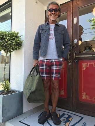 С чем носить красные шорты за 50 лет мужчине