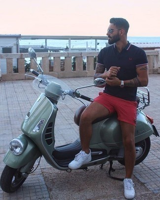 Какие низкие кеды носить с красными шортами мужчине