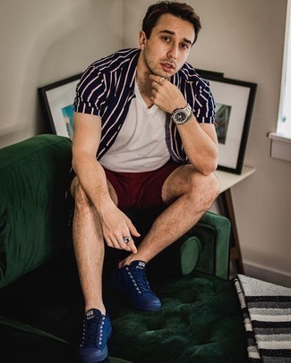 Какие низкие кеды носить с красными шортами мужчине