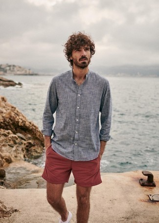 Какие низкие кеды носить с красными шортами мужчине