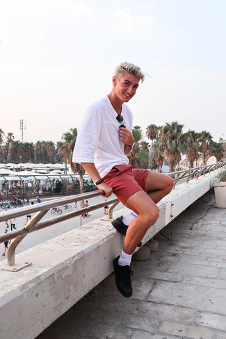 Какие низкие кеды носить с красными шортами мужчине