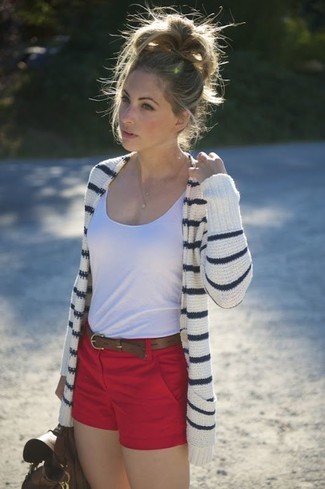 Какие майки носить с красными шортами женщине