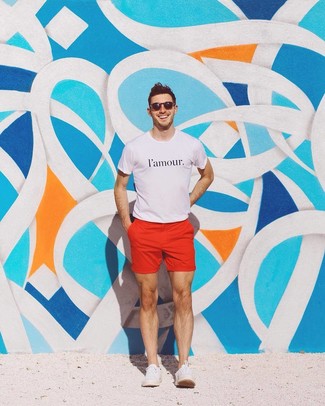 Как носить красные шорты с белыми низкими кедами мужчине