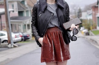 С чем носить красную короткую юбку-солнце