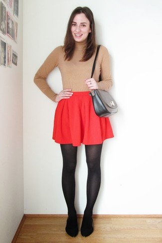Какие водолазки носить с красной короткой юбкой-солнце