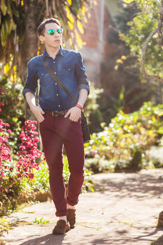 С чем носить красные зауженные джинсы мужчине