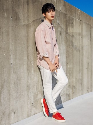 С чем носить красные кеды мужчине в стиле кэжуал