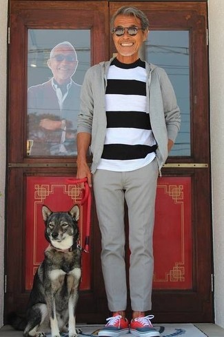 С чем носить красные кеды за 60 лет мужчине