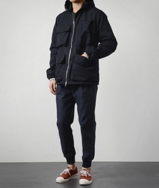 С чем носить красные кеды мужчине в стиле кэжуал